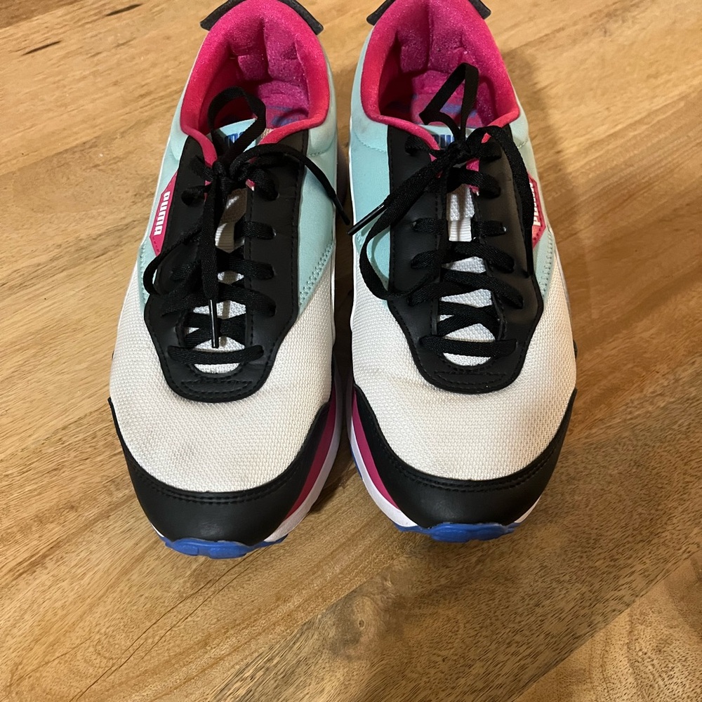 Women’s Puma tennis shoes - Picture 2 of 5